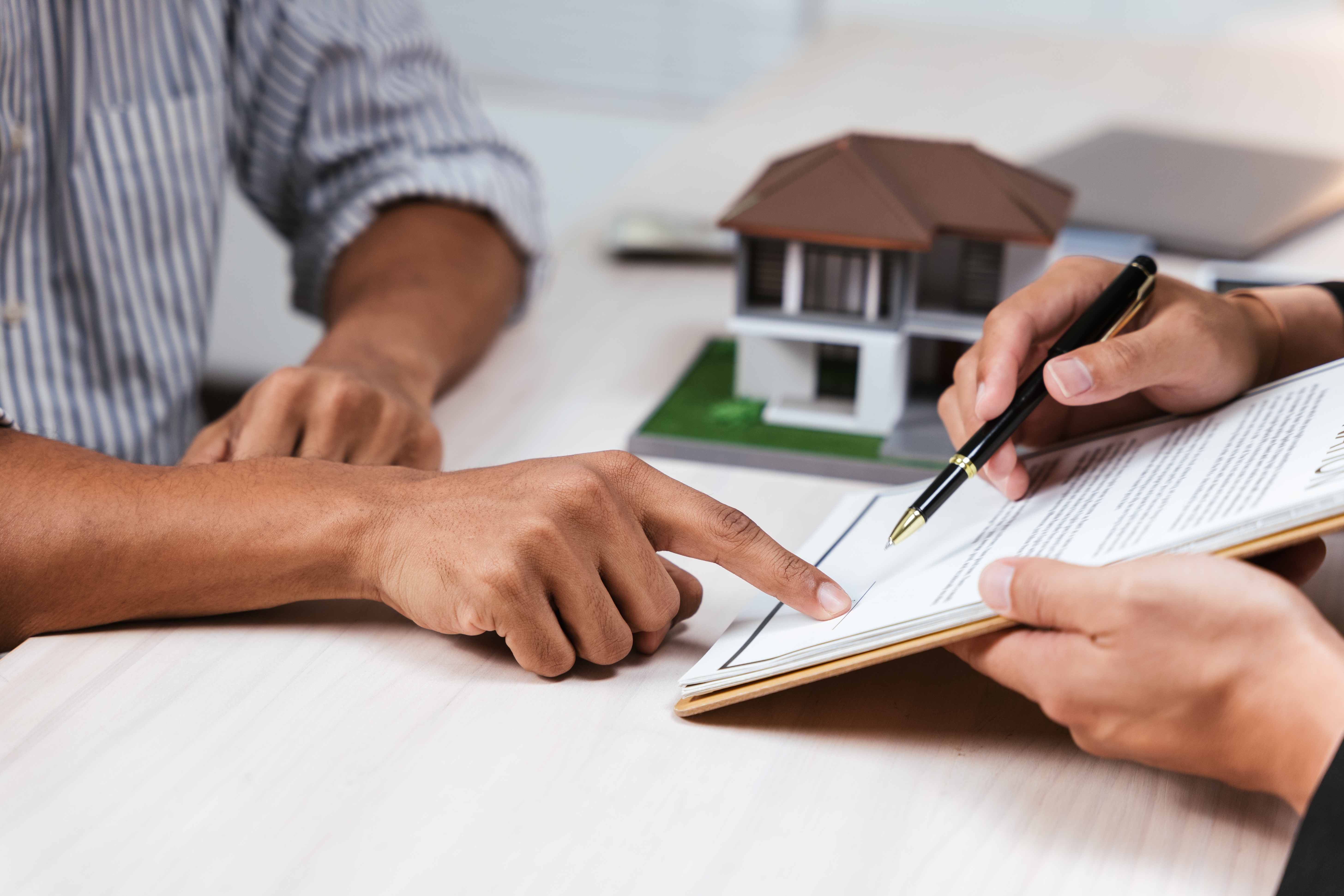 Ssverticalclose,Up,Of,Hands,Lawyers,Explain,And,Discuss,Matters,Of